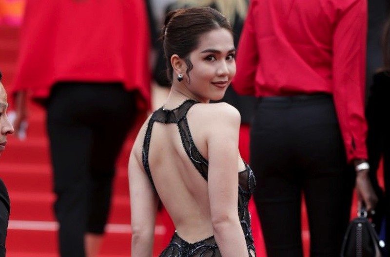 Modelo causa revuelo tras usar vestido transparente en Cannes
