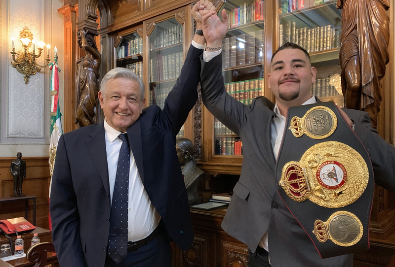 (VIDEO) AMLO presume guantes y cinturón que le regaló el campeón Andy Ruiz. 