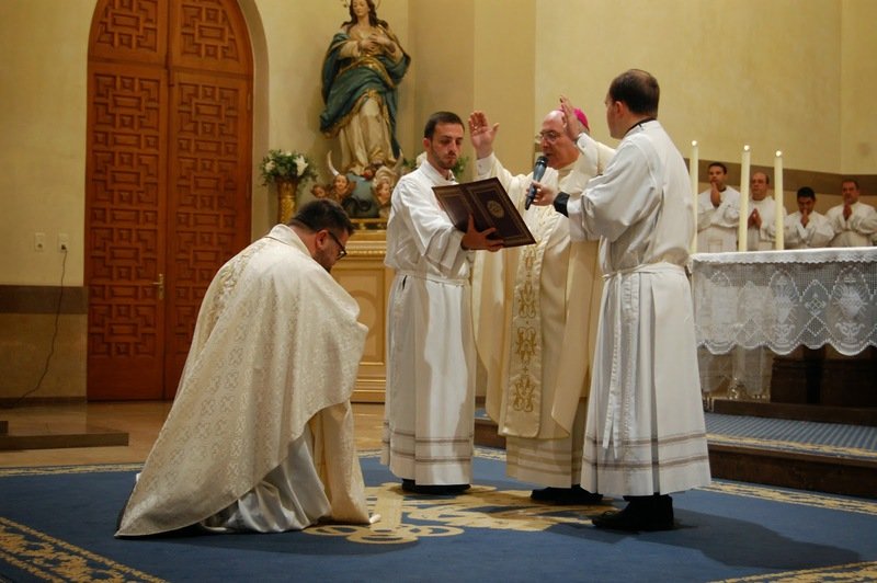 Vaticano analiza aceptar a hombres casados como sacerdotes.