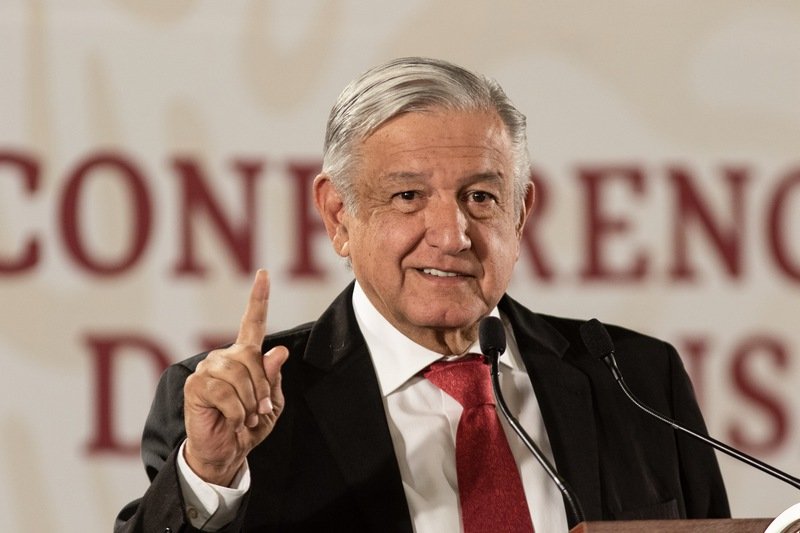 AMLO les lee la cartilla a factureros, 