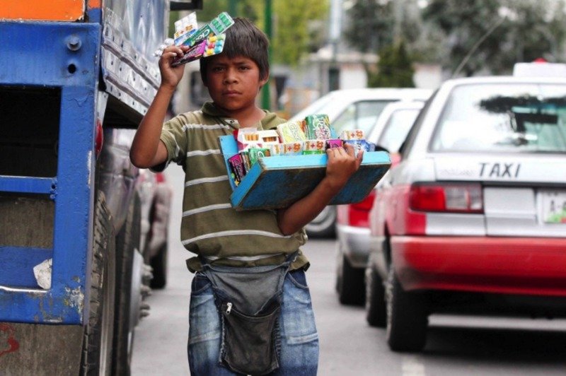 Niño entra a restaurante para vender dulces y le invitan pizza y alitas otros pequeños