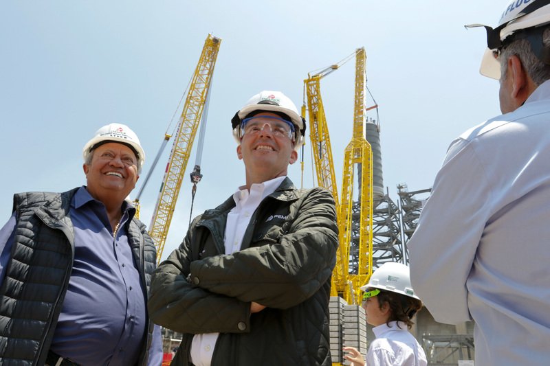 AMLO da golpe duro a sindicalizados de Pemex; les quitará gas y gasolina. 