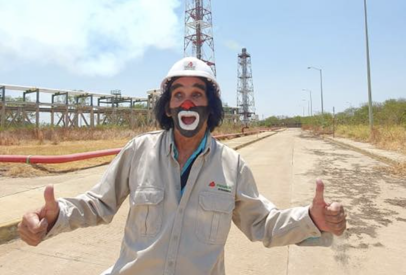 Despiden a empleado que dejó ingresar a Cepillín a refinería en Veracruz para tomarse fotos.