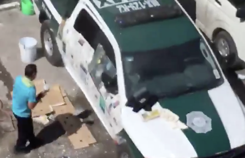 Exhiben a sujeto pintando una camioneta con los nuevos colores de las patrullas de la CDMX.