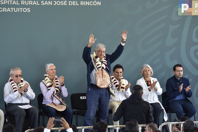 Celebra AMLO que Albañiles y Obreros ya ganan 11 mil 200 pesos en promedio. 