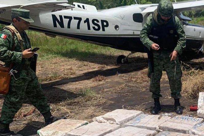 Ejército asegura aeronave y 450 kilos de “coca” en Chiapas.
