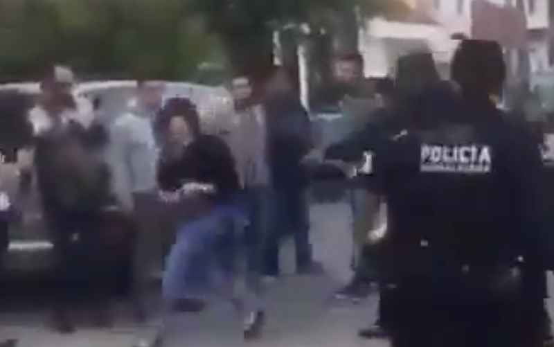 5 Policías de Guadalajara no pueden con mujer que se resiste y deciden golpearla en la cara (VIDEO)