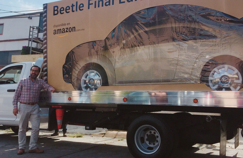 Sujeto compra Beetle en Amazon México y le llega en una enorme caja a domicilio. 