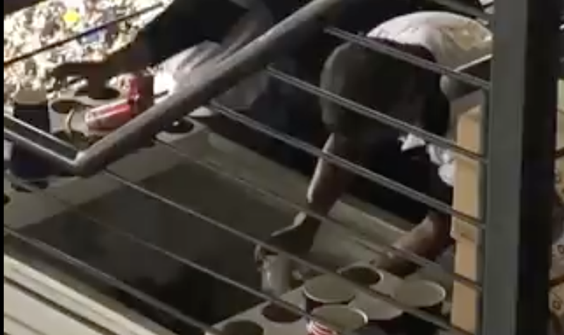 Sorprenden a trabajadores del Estadio Azteca rebajando la cerveza con agua de la llave (VIDEO)