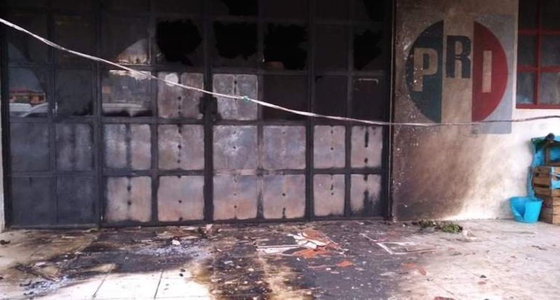 Balean e incendian oficinas del PRI en San Juan Chamula, Chiapas.