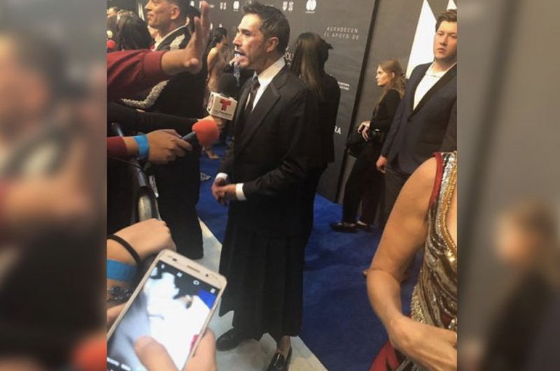 Aparece Sergio Mayer con falda en premios como solidaridad al movimiento feminista.