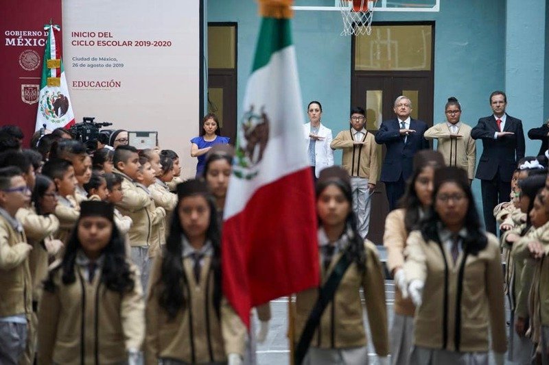 Inaugura AMLO ciclo escolar deseando éxito a todos los niños, niñas y jóvenes de México. y