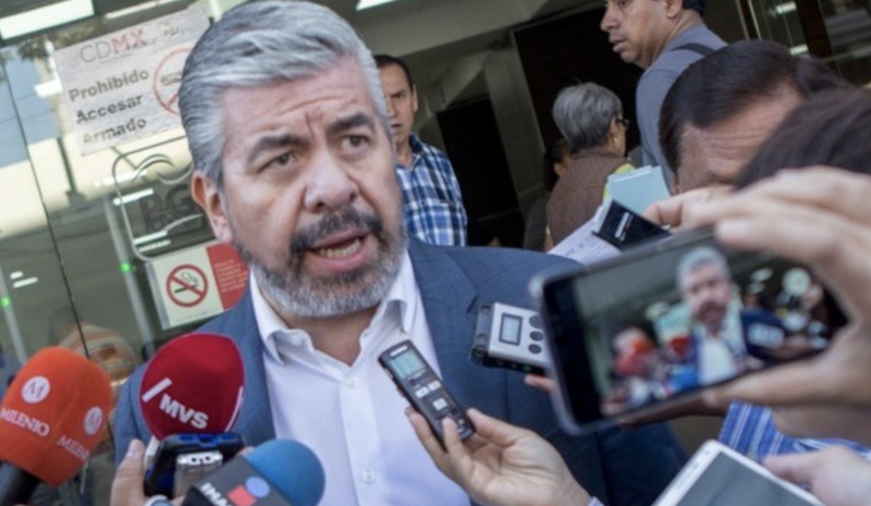 Tras 25 años de militancia, Raul Flores renuncia al PRD.