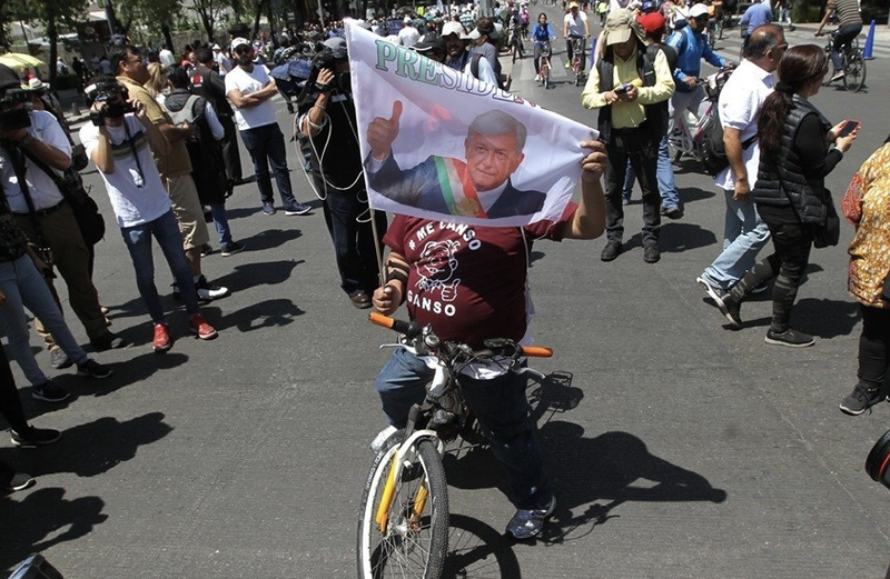 Valiente Chairo-Hermano arriesga el pellejo para apoyar al presidente en marcha Anti AMLO. 