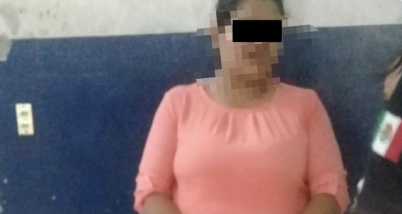 Policía de Mazatlán detiene a mujer por aventarle cloro en la cara a su hijita de 9 años. 