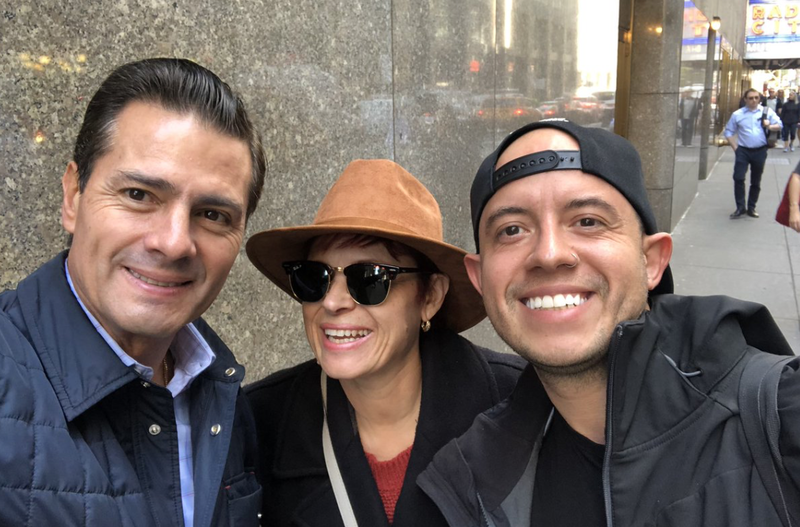 Peña Nieto se da baño de pueblo y se toma selfie con mexicano en las calles de Nueva York. 