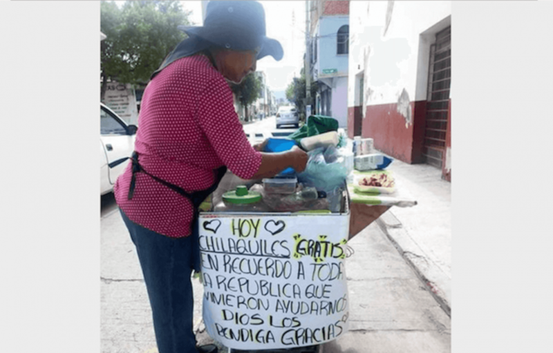 Doñita regala chilaquiles en agradecimiento a quienes apoyaron Jojutla en el sismo del 19S. 