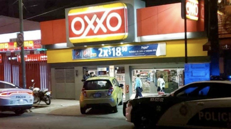 Rateros desprenden de la pared y se llevan el Cajero Automático de un Oxxo en Coyoacán. 
