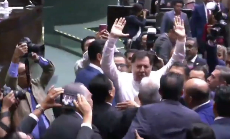 Diputados del PAN agreden a Fernández de Noroña en plena sesión en la Cámara de Diputados.