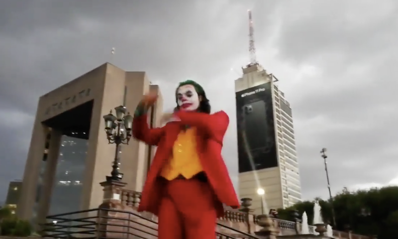 Sujeto baila como el Joker en Macroplaza de Monterrey y se viraliza rápidamente. 