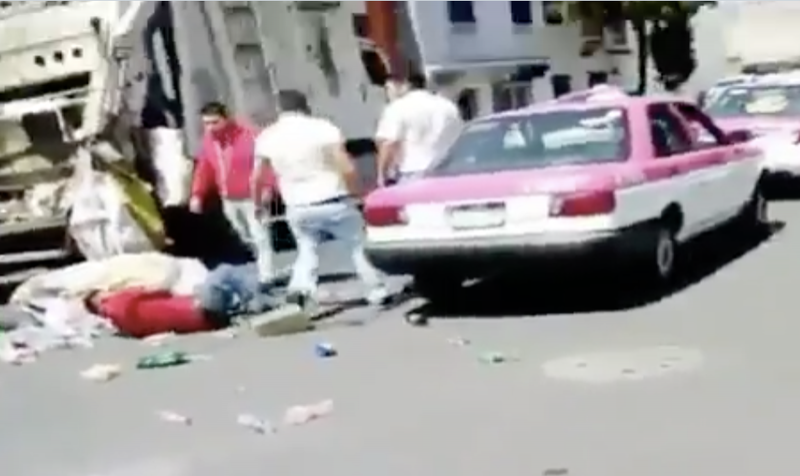 Taxistas montoneros agreden brutalmente a recolectores de basura (VIDEO)