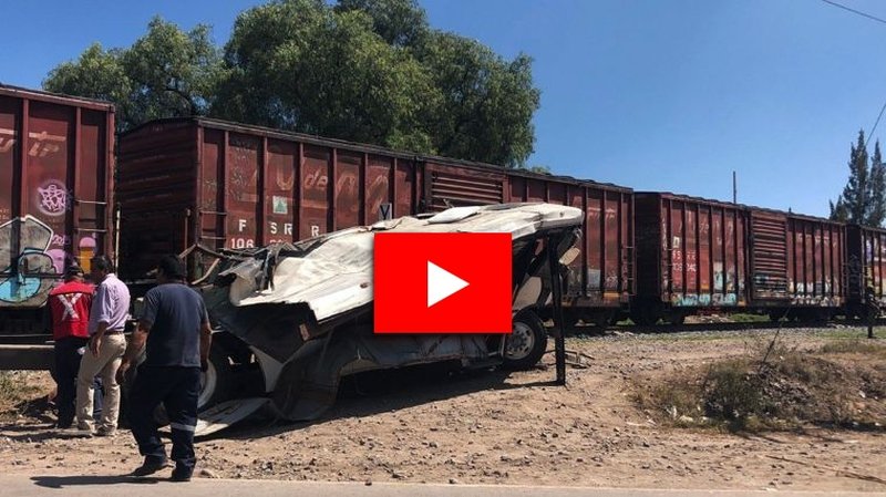 Aparatoso choque entre autobús y tren en Queretaro dejó 9 personas muertas. 