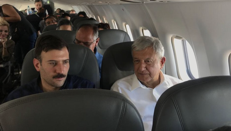 AMLO iba en clase turista y Raúl Salinas en primera clase; coinciden en vuelo y ni se voltean a ver