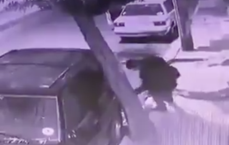 Cámaras de seguridad captan a taxista robando gasolina a un auto estacionado en Tláhuac. 