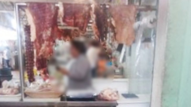 Denuncian a carnicero que se escabechó a perrita por robarle carne para comer.