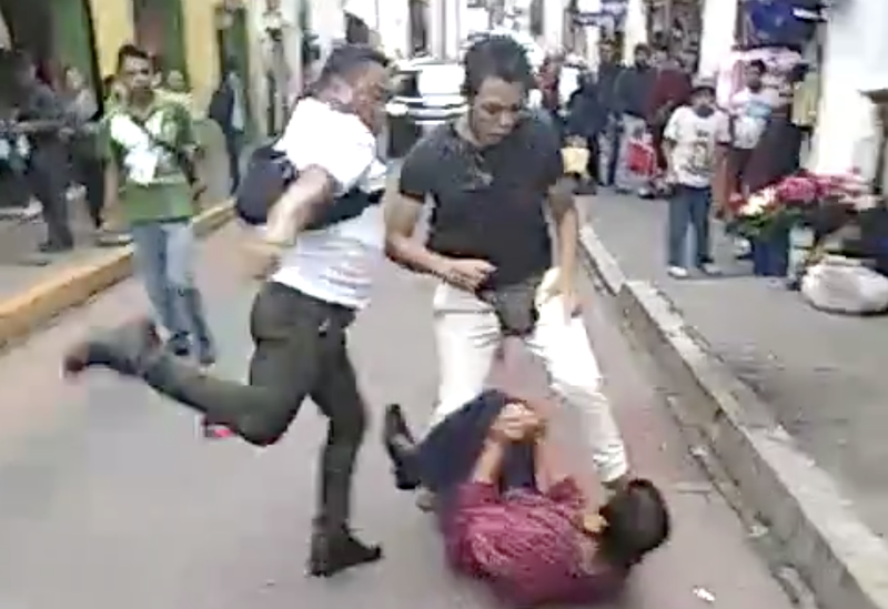 Exhiben a funcionarios de Huauchinango por golpear brutalmente a comerciantes indígenas (VIDEO)