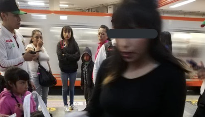 Arrestan a mamá histérica por golpear a su hija de 2 años en la L1 del metro; le fracturó la nariz.