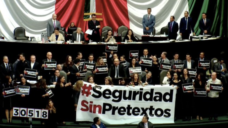 Diputados del PAN secuestran tribuna con mantas y carteles exigiendo 