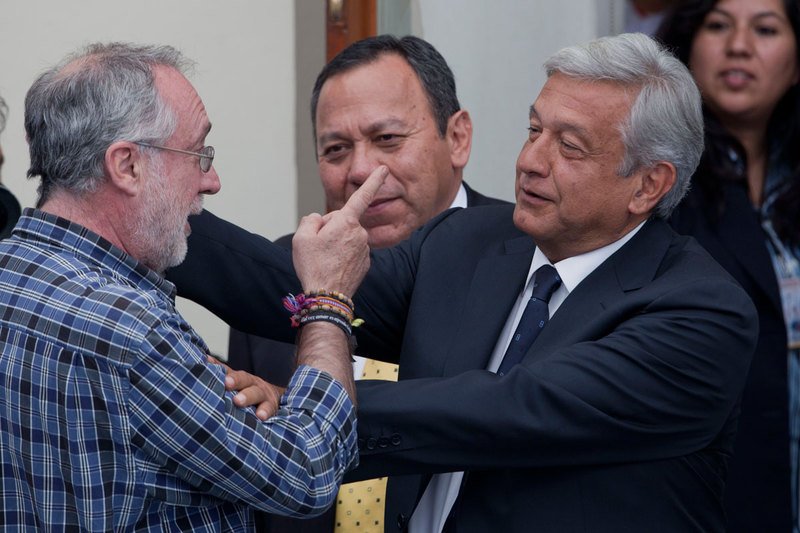 Javier Sicilia asegura que AMLO va por el camino para terminar peor que Calderón; llama al dialogo.