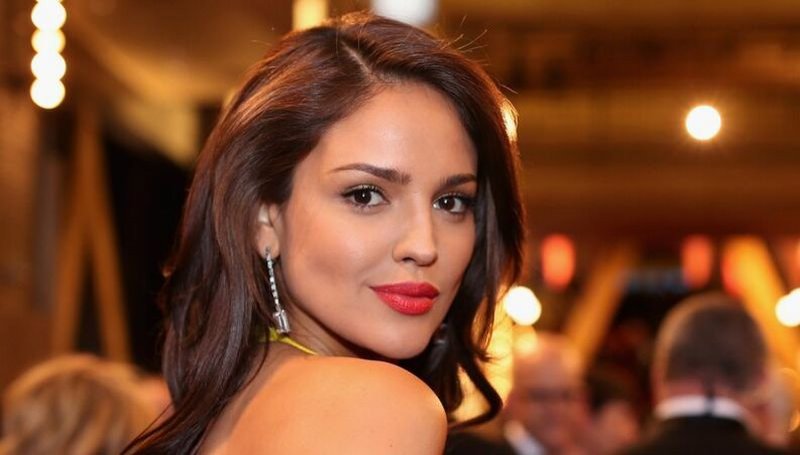 Captan a Eiza González dándose un beso de lengüita con una famosa modelo. 