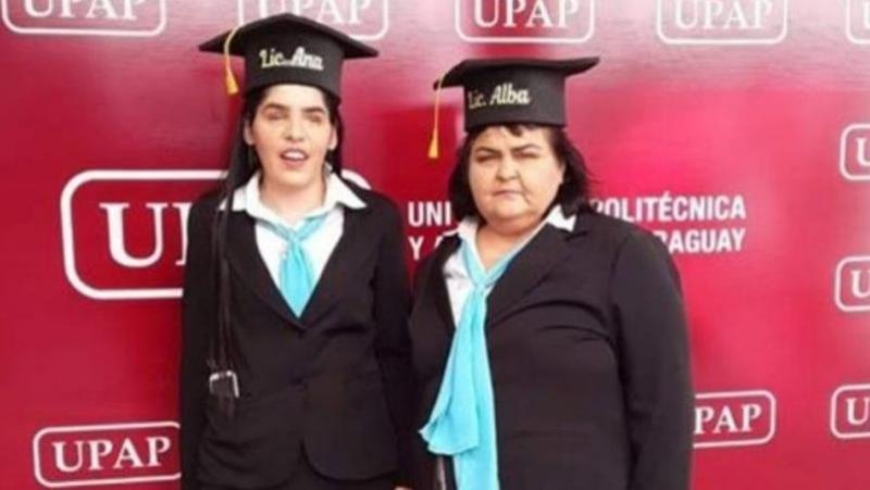 Mamá entra a la misma carrera universitaria que su hija invidente para apoyarla. 