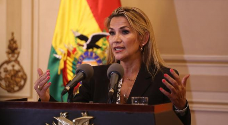 La autoproclamada presidenta de Bolivia teme viajar dentro de su propio país