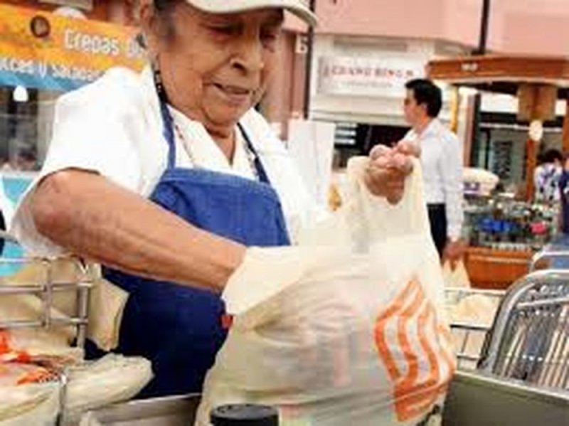 Walmart se deslinda de abuelitos que trabajan como 