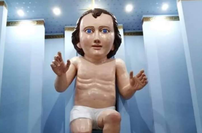 Niño Dios gigante se vuelve viral tras causar burlas (Fotos)y