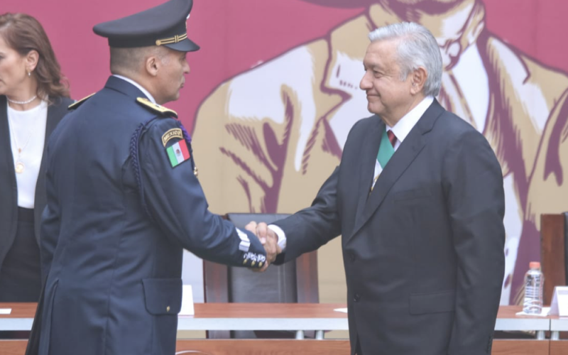AMLO reconoce a piloto que trajo a Evo a México; entrega insignias y carta de felicitación