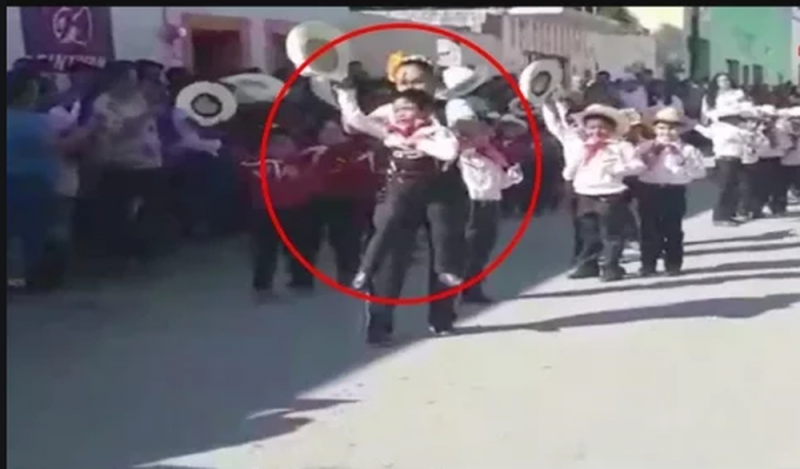 ¡La maestra del año! Ayuda a su alumno con discapacidad a bailar en festival de la Revolución.