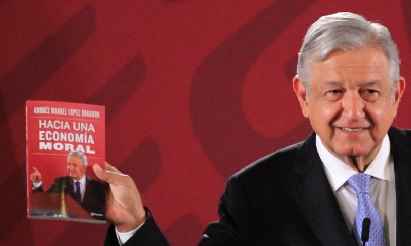 Revenden libro de AMLO durante sus giras