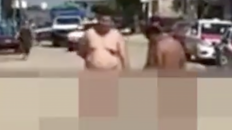 Ciudadanos desnudan y exhiben a media calle a 2 rateros por 
