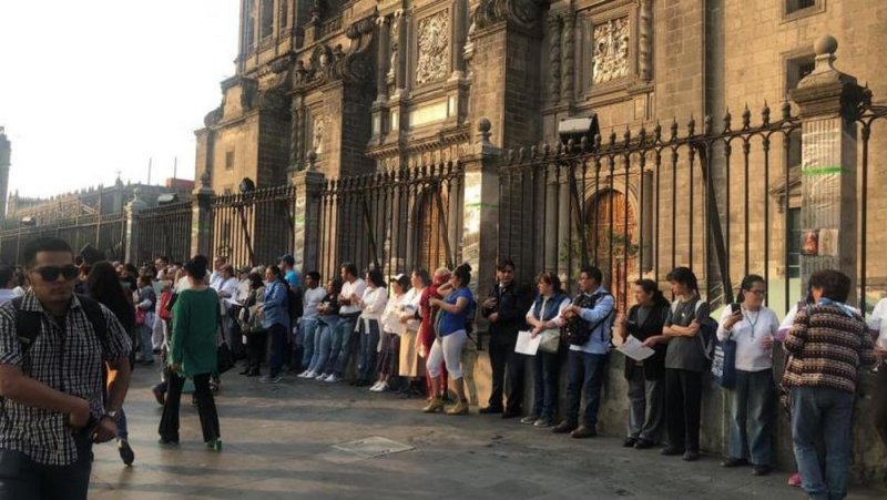 Feligreses resguardan Catedral durante marcha feminista.