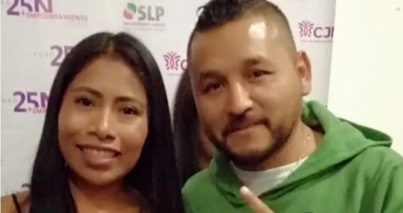 El “Mijis” posa con Yalitza Aparicio y afirma que los dos hicieron visible la discriminación en Méxi