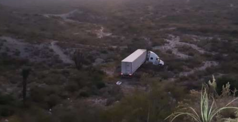 ¡Terrible accidente! Trailer cae más de 30 metros a barranco en Saltillo