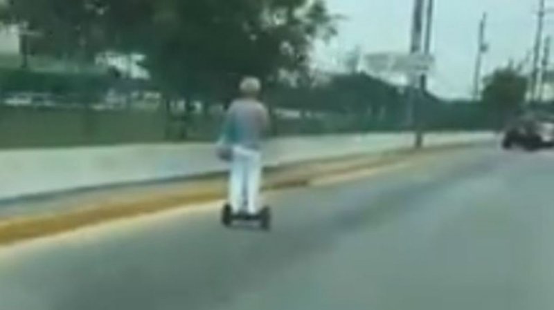 Abuelita causa sensación en redes por viajar en un scooter en Tamaulipasy