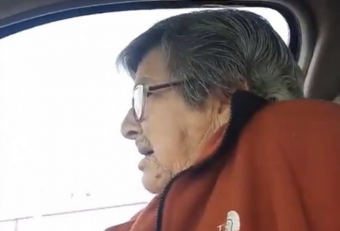 #VIDEO Abuelita arremete contra taxistas cuando viajaba en ¡un taxi! 