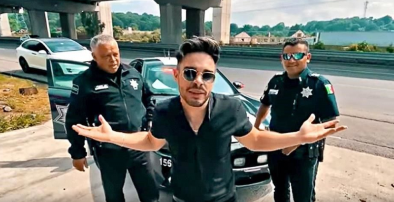 YouTuber se burla de policías con un Ferrari en la México-Toluca (VIDEO)