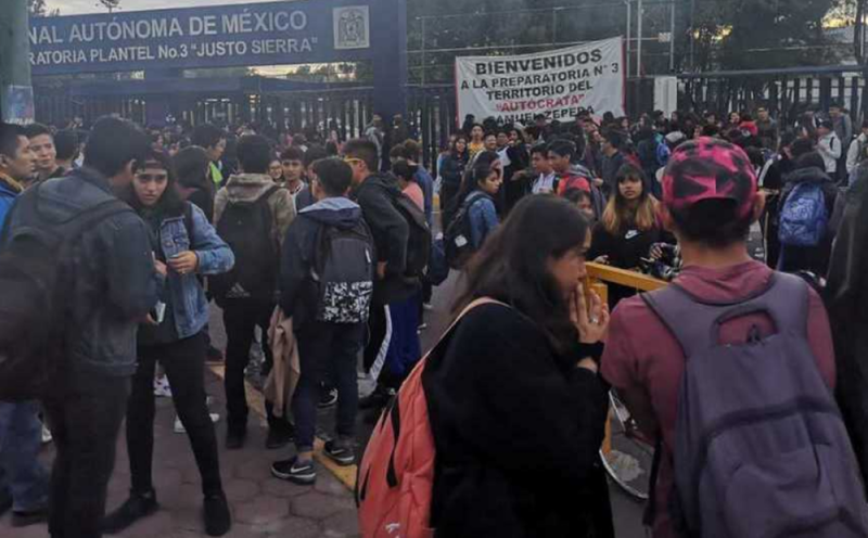 Encapuchadas secuestran prepa tres...otra vez.