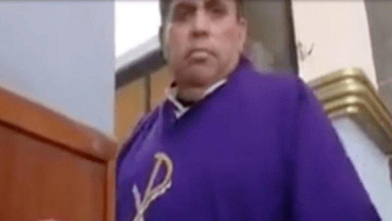 (VIDEO) Mujer le reclama fuertemente a sacerdote por decirle groserías a una niña durante la misay